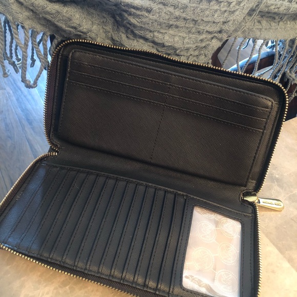 Michael Kors Jet Set Travel Continental Wallet - Picture 3 of 4